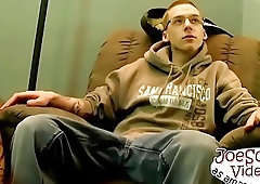 Sexy nerd masturbates in solo gay sex vid