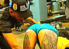 Fitnes couch helps her trainee getting more fit showing one good technique