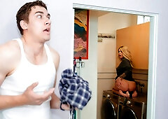 Golden blonde with big boobs Madelyn Monroe nailed in the bed