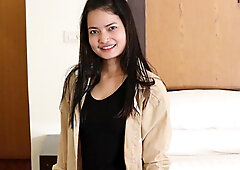 Comely Asian girl Duai gets creampied in the bedroom